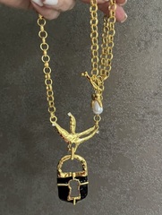 kole-zamok-v-klyuve-pticy-v-stile-schiaparelli-s-chernoj-ehmalyu