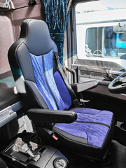 Чехлы Люкс MAN TGX до 2021 года (экокожа, черный, синяя вставка)