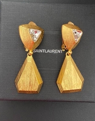 krupnye-sergi-klipsy-iz-latuni-geometriya-ysl