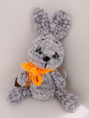 Зайка серый в оранжевом шарфе
