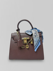 Сумка 87028 прямоугольной формы с двумя ремешками, обвесом и платком в комплекте