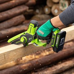 Цепная мини-пила Greenworks G24MCS10K4 24V (10 см) аккумуляторная, с АКБ 4 А/ч и ЗУ