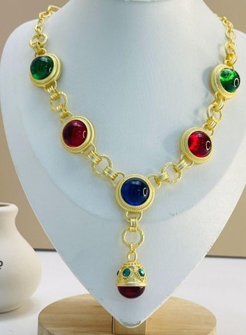 kole-ozherele-s-cvetnymi-vstavkami-italyanskij-dizajn