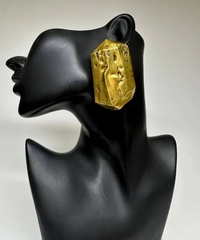 sergi-krupnye-zolotoj-slitok-v-stilistike-ysl