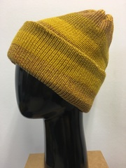 Зимняя объемная двухслойная шапочка бини с мелкими полосками в горчично-желтой гамме.