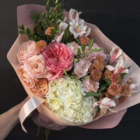 Букет с пионовидная розой и гортензией