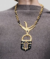 kole-zamok-v-klyuve-pticy-v-stile-schiaparelli-s-chernoj-ehmalyu