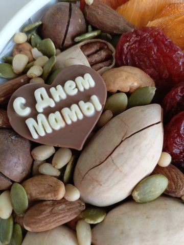 Орехи и сухофрукты в круглой коробке