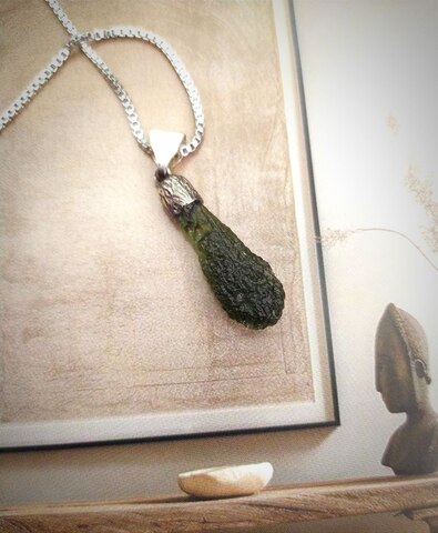 Кулон с молдавитом 