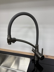 Cмеситель для кухни с выходом для питьевой воды гибкий силиконовый излив оружейная сталь