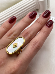 Кольцо золотистое с перламутровой овальной вставкой (безразмерное)