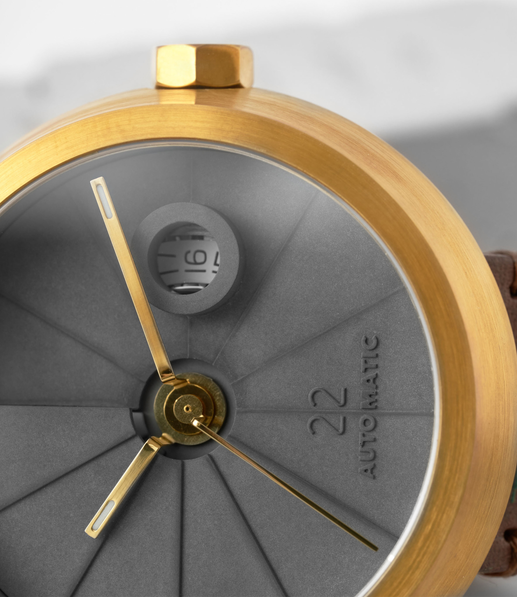 22 Studio 4D Automatic Signature Brass — часы с бетонным циферблатом (45 мм)