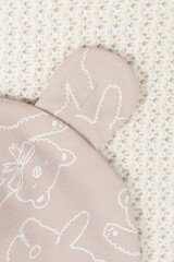 Шапка для новорожденных  К 8093/плюшевые мишки на бежевом