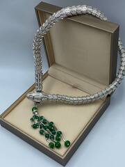 85021 - Колье ГОЛОВА ЗМЕИ из стали с подвеской кисточкой с изумрудными фианитами, коллекция SERPENTI