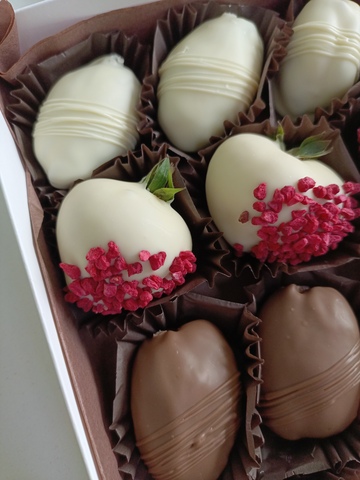 Клубника в шоколаде и финики в шоколаде