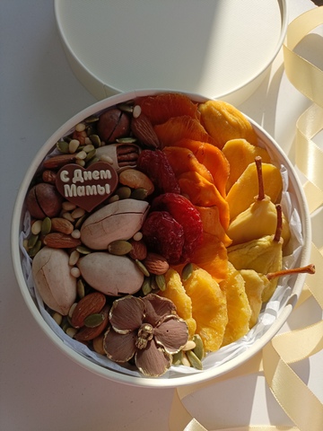 Орехи и сухофрукты в круглой коробке