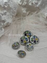 Пуговицы серебристые с квадратными деталями и разноцветными камнями стразами