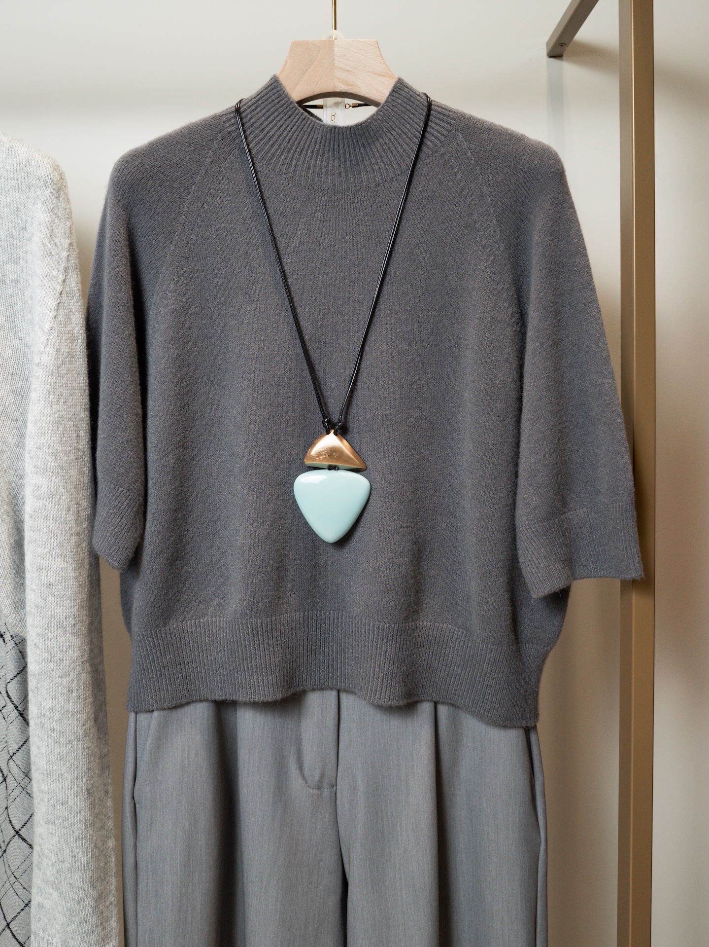 Шнурок с геометрическими подвесками