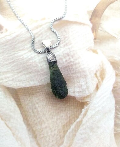 Кулон с молдавитом 