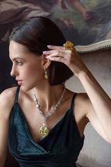 70411 - Роскошное колье из серебра с квадратной, крупной подвеской из желтого кварца бриллиантовой огранки