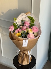 Букет из диантусов, оксипеталума, ранункулюсов, молюцеллы и кустовых пионовидных роз