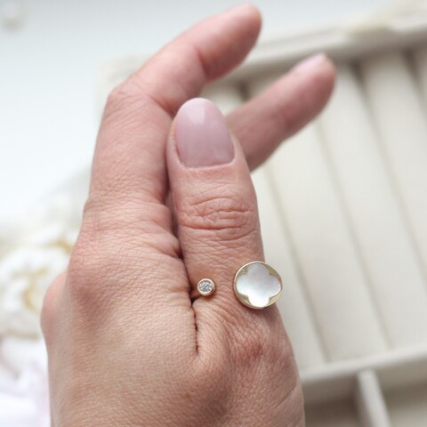 Кольцо Клевер с фианитом и перламутром, позолота Д052