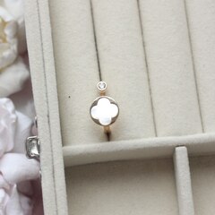 Кольцо Клевер с фианитом и перламутром, позолота Д052