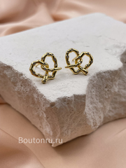 Серьги сердечки золотистые крендельки в стразах