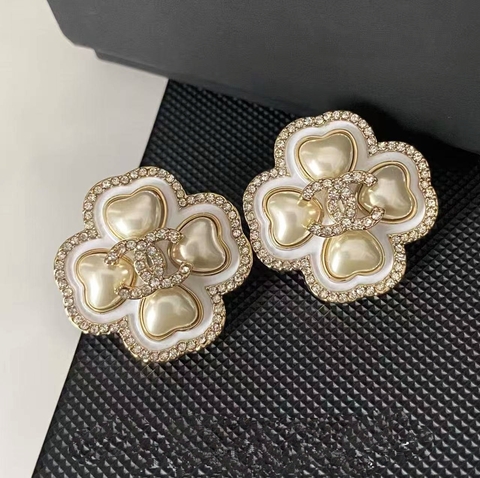 Серьги крест style by CHANEL белый перламутр