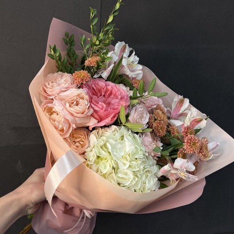 Букет с пионовидная розой и гортензией