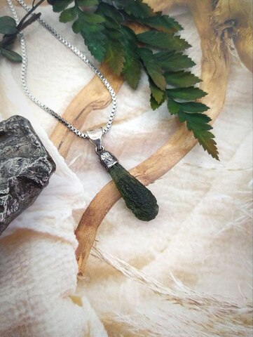 Кулон с молдавитом 