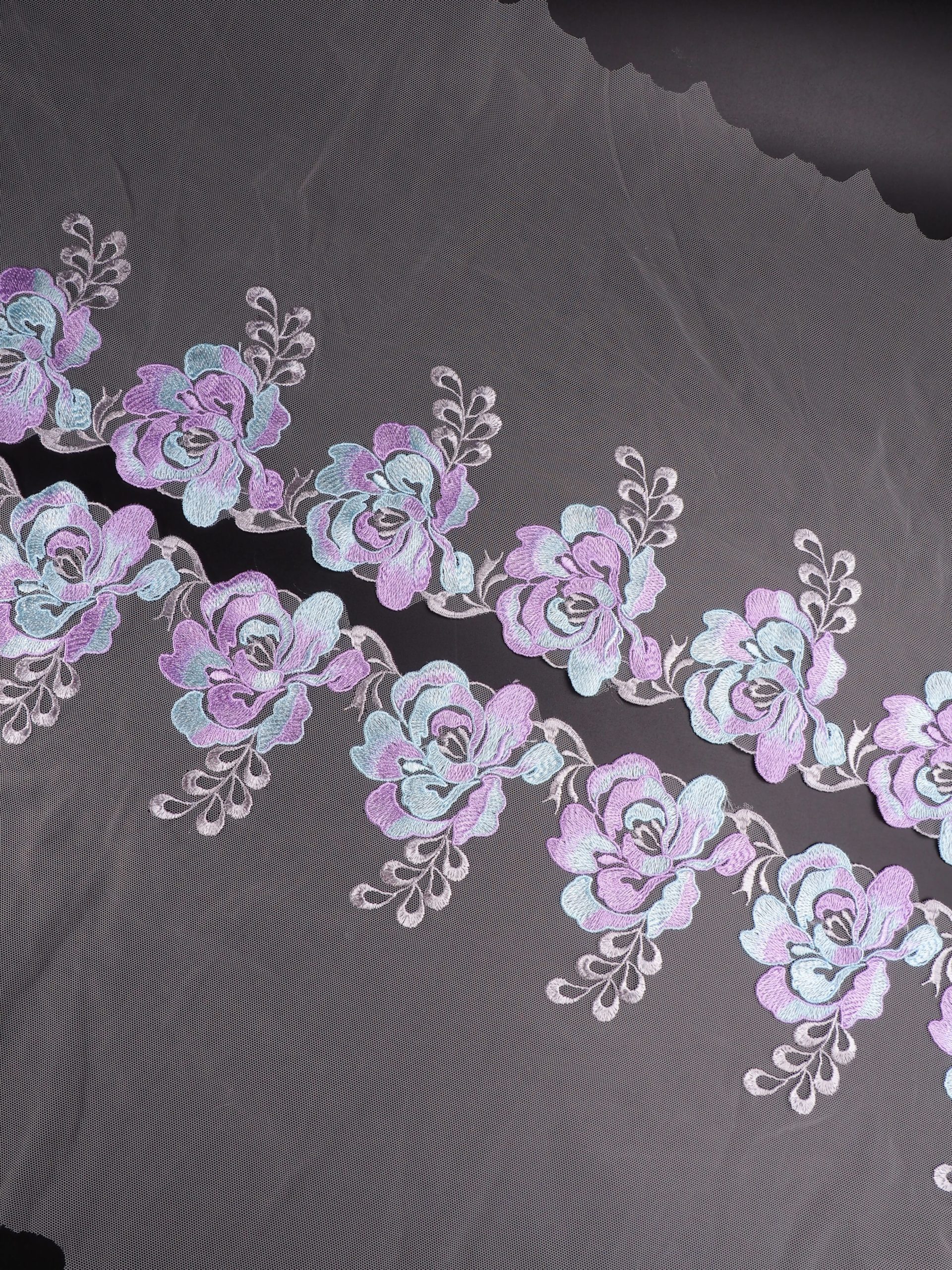 Вышивка на сетке молочная с мультиколор неэластичная ширина 25 см (2 стороны)