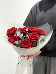 Моно букет из одноголовой розы и эвкалипта