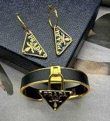 30654- Браслет жесткий PRADA кожаный с подвеской треугольник