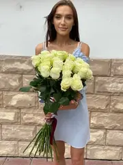 Букет 21 белая роза Эквадор 60см в ленте