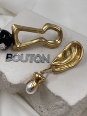 Серьги Скиап. золотистые в виде замочной скважины и уха