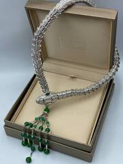 85021 - Колье ГОЛОВА ЗМЕИ из стали с подвеской кисточкой с изумрудными фианитами, коллекция SERPENTI