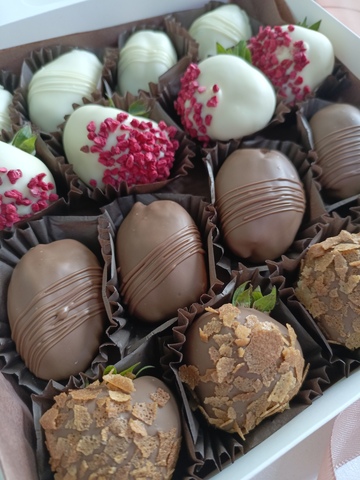 Клубника в шоколаде и финики в шоколаде