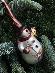 Новогодняя игрушка Снеговик лесничий с скворечником стекло