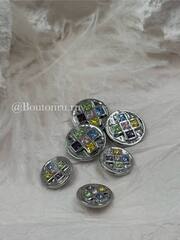 Пуговицы серебристые с квадратными деталями и разноцветными камнями стразами