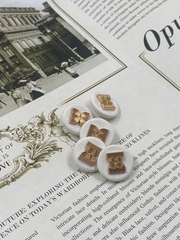 Пуговицы текстильные белые с золотом