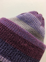 Зимняя объемная двухслойная шапочка бини с мелкими разноцветными полосками.