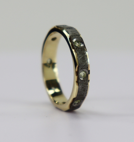 Золотое кольцо из метеорита Сеймчан с оливинами