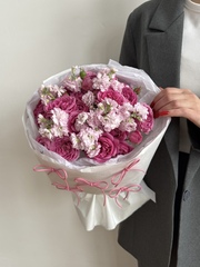 Букет из яркой кустовой пионовидной розы и маттиолы