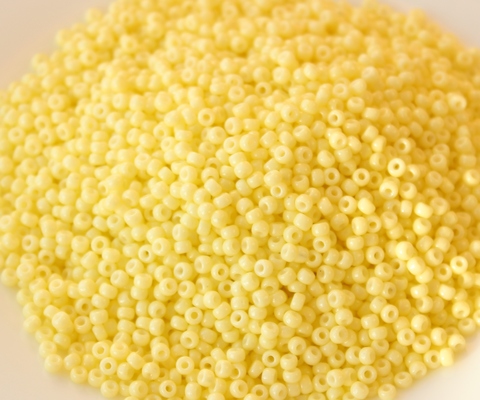 8/0 RR-4451 Duracoat Opaque Light Lemon Ice