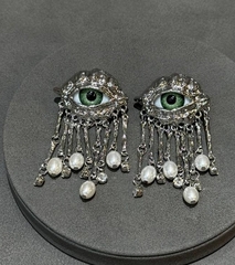 73135-sergi-zelenye-glaza-v-stile-schiaparelli-s-podveskami-cvet-serebro-zoloto