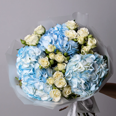 Нежный букет из гортензий и кустовых роз