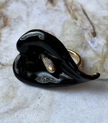 kolco-kalla-calla-v-stilistike-poison-drop-s-chernoj-ehmalyu-krupnoe