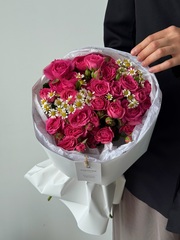 Букет из кустовых роз в ярком оттенке и ромашки