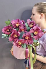 Шляпная коробка с 11 розовыми орхидеями и веточками эвкалипта